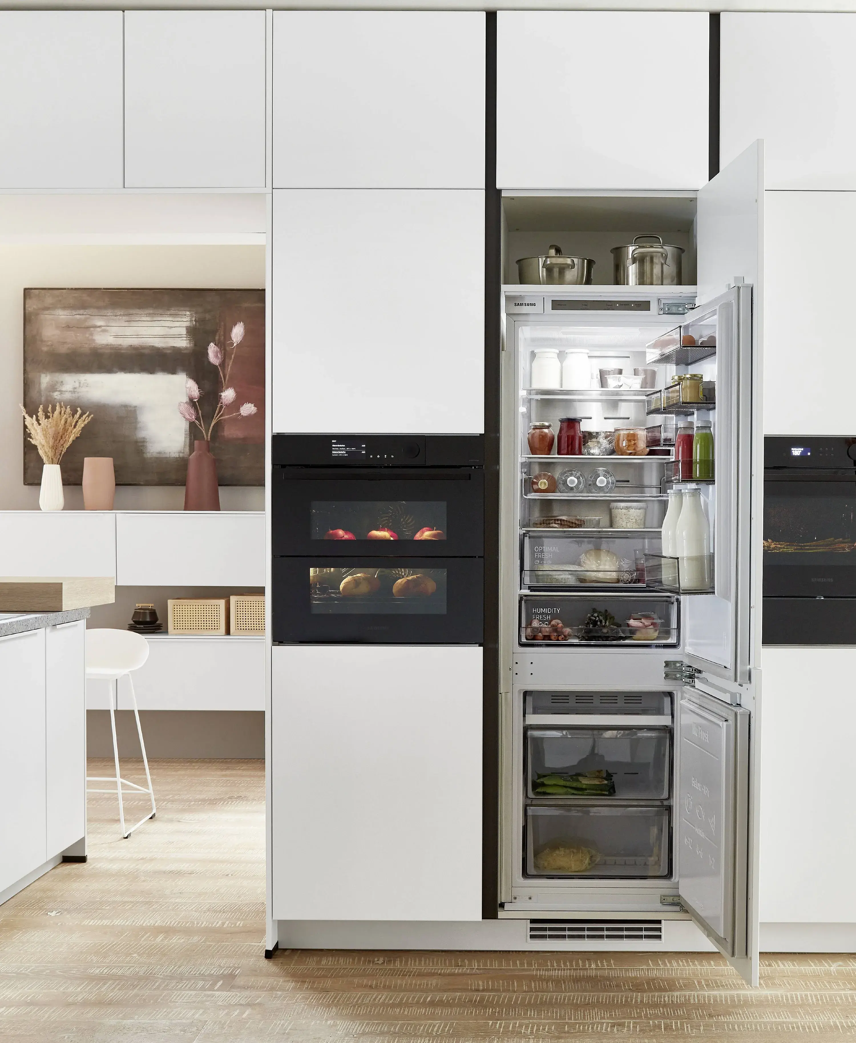 Weißer Nobilia Küchenhochschrank mit Samsung-Einbaugeräten