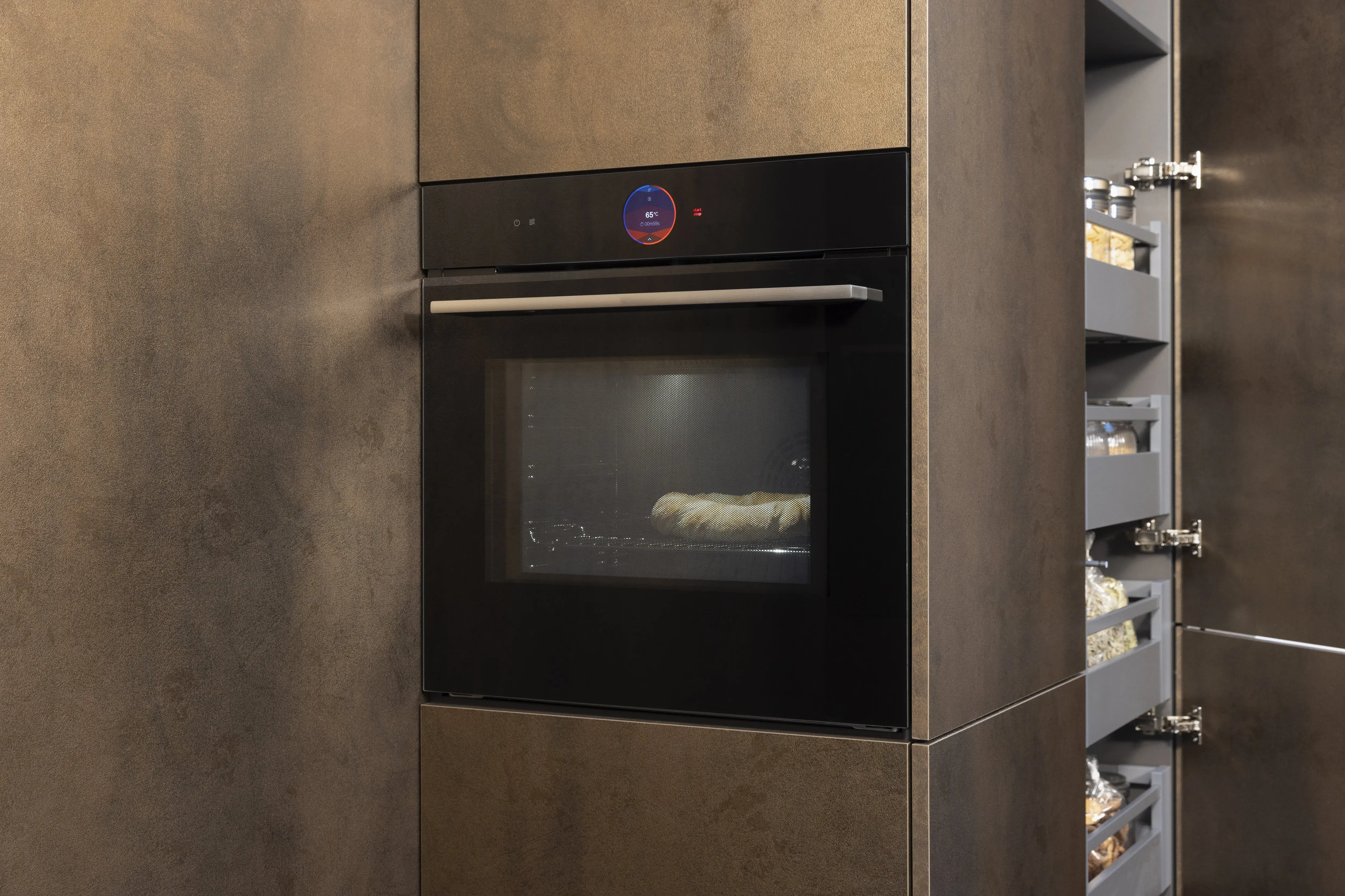 Rostbraune artego Küchenmöbel mit Einbauofen in der Schrankwange ergonomisch eingebaut